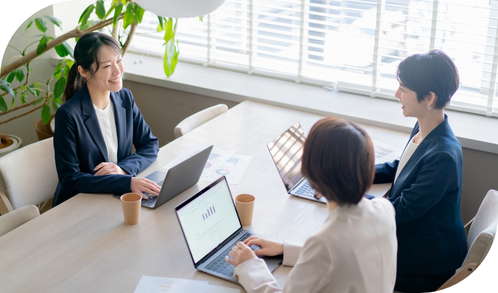 三人で打ち合わせをしている写真