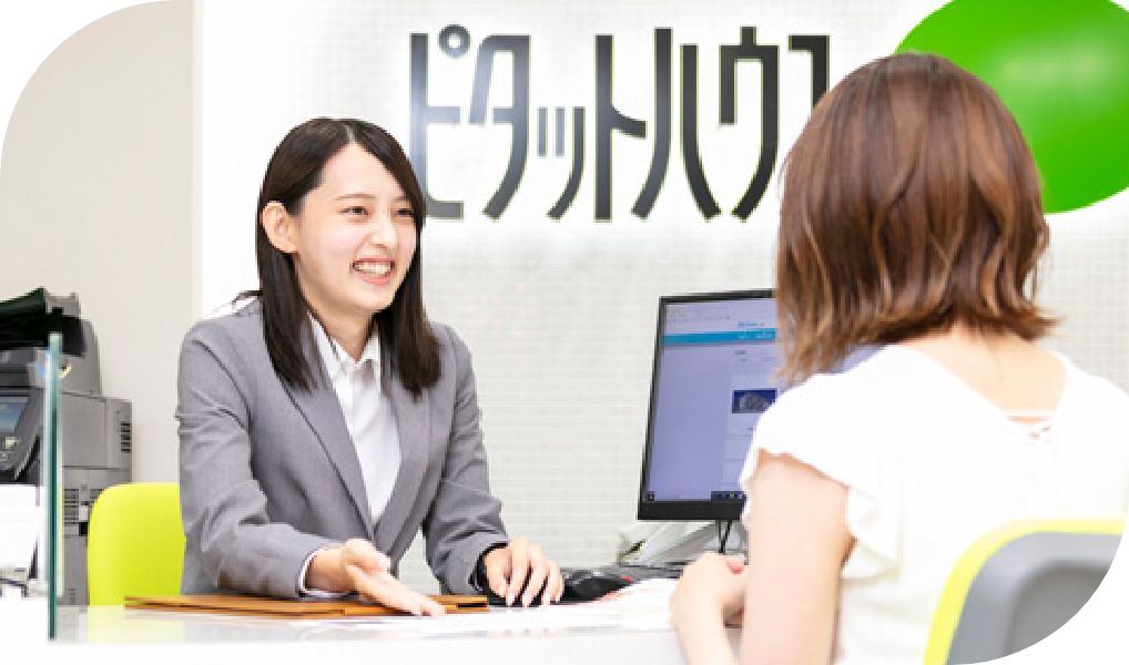 ピタットハウス店舗での接客様子の写真